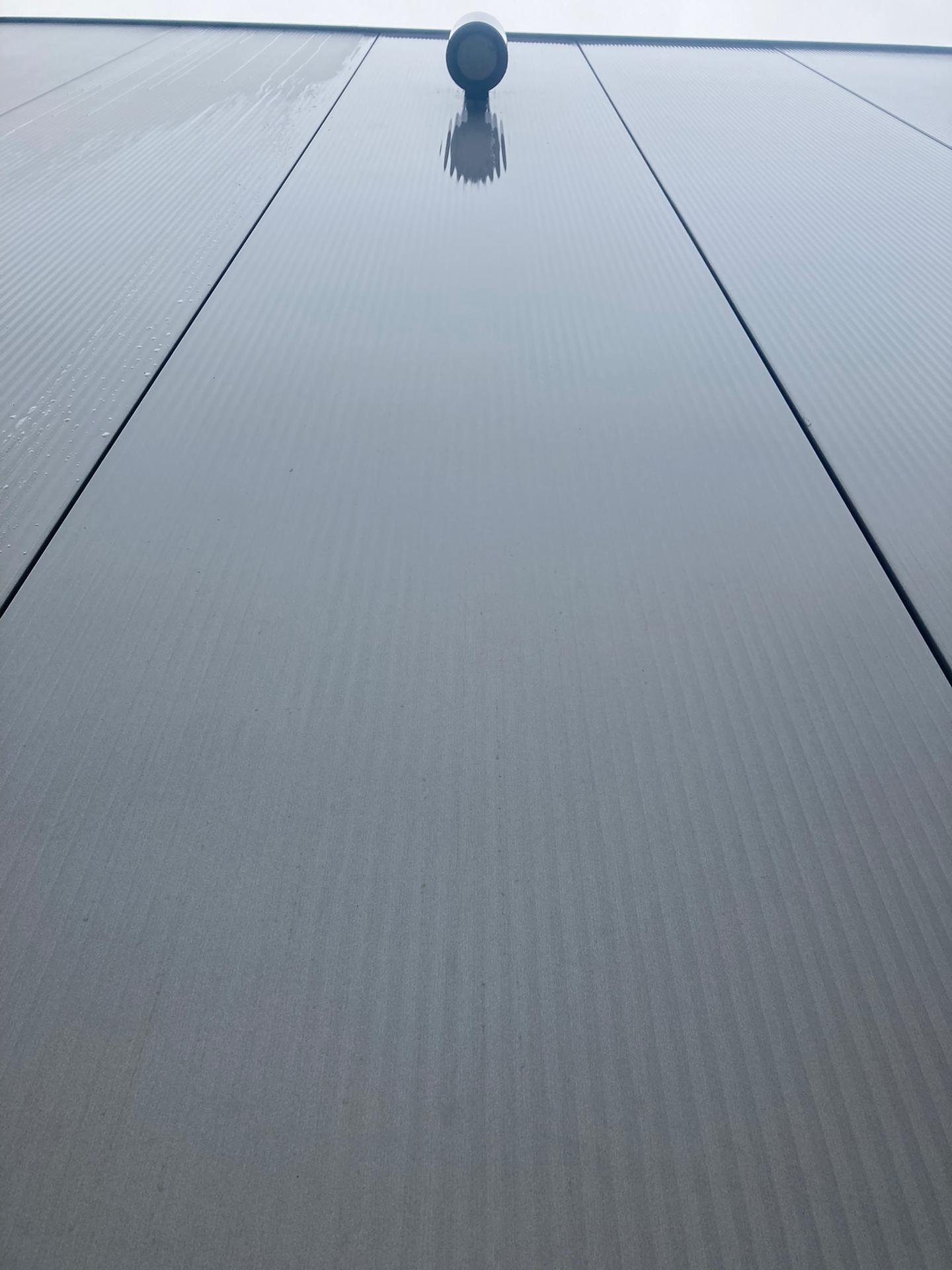 Blinkende ramen aan een bakstenen gevel